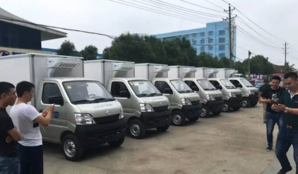 6臺(tái)長安冷藏車發(fā)往湖南